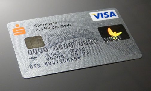 Jak działa i jakie są koszty używania karty kredytowej za granicą?